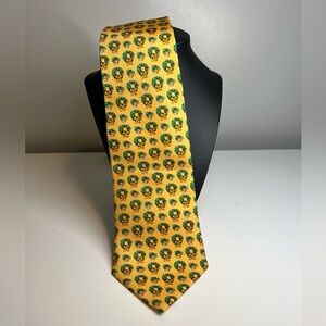Roundtree & Yorke Holiday Silk  Tie in Yellow with Green Wreaths
